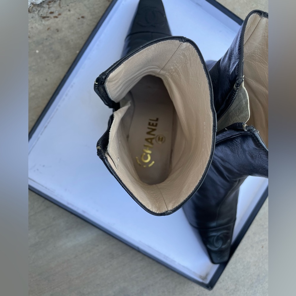 Authentic Vintage Chanel black leather boots with CC logo - Picture 10 of 15